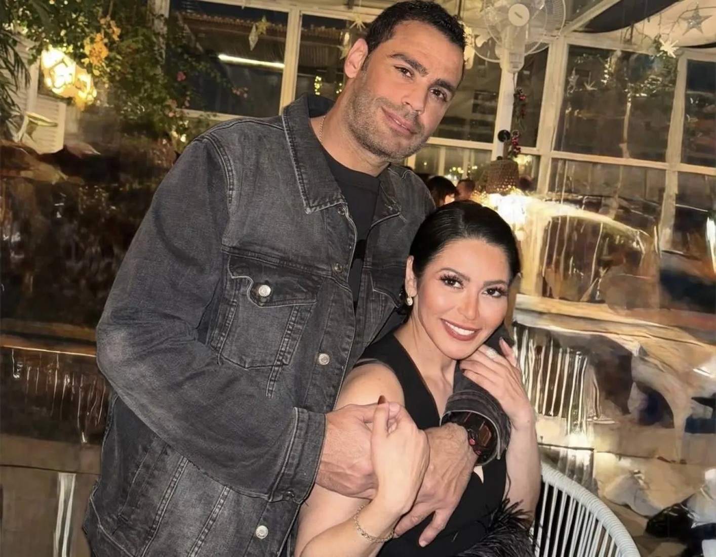 لقاء الخميسي وزوجها (فيسبوك)